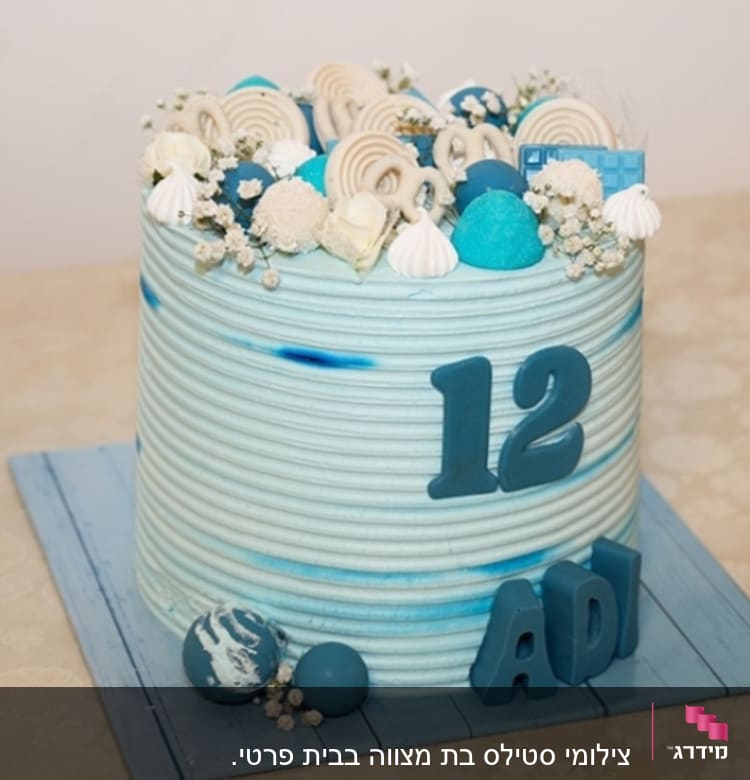 עוגה מעוצבת עם קישוטים כחולים ולבנים